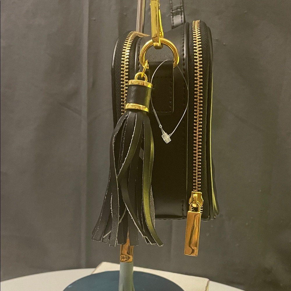 Elegant Black Crossbody Bag with Gold Accents - Picture 3 of 11